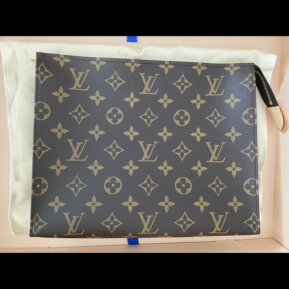 Louis Vuitton Toiletry 26